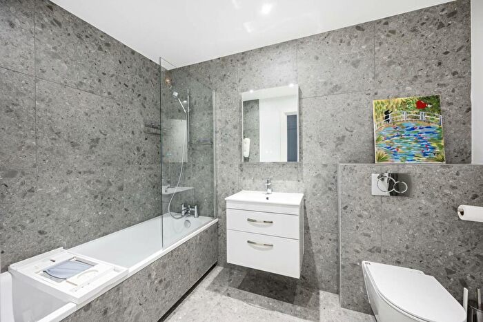 2 Bedroom Flat To Rent In Umberston Street, Aldgate, London, E1