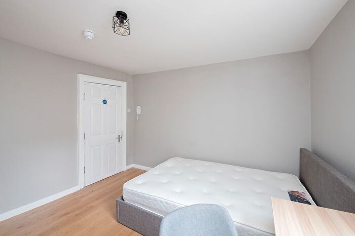 3 Bedroom Flat To Rent In Chapel Row, Bath, BA1