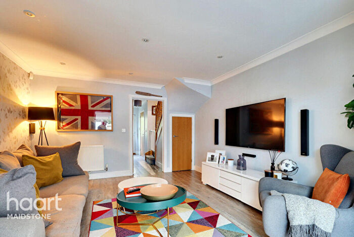 3 Bedroom End Of Terrace House For Sale In Park Way, Maidstone, ME15