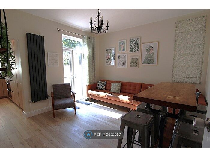 6 Bedroom Semi Detached House To Rent In Trinity Avenue, Nottingham, NG7