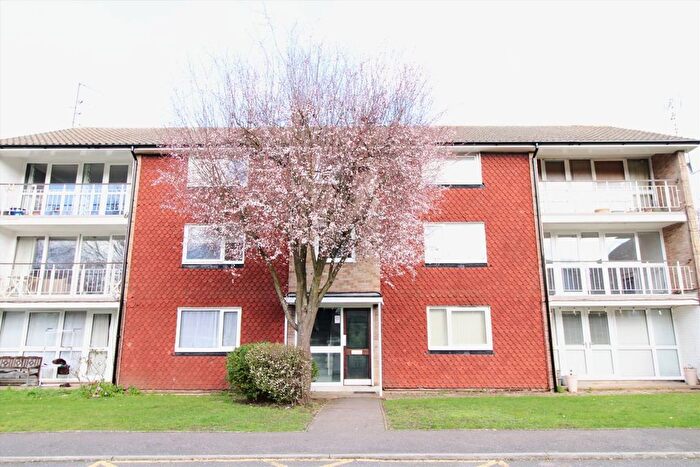 3 Bedroom Flat To Rent In Basinghall Gardens, Sutton, SM2