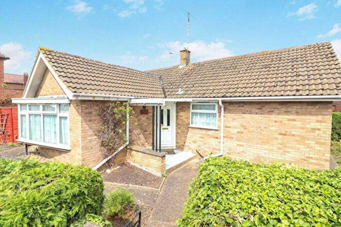 3 Bedroom Detached Bungalow For Sale In Park Avenue, Rushden, NN10