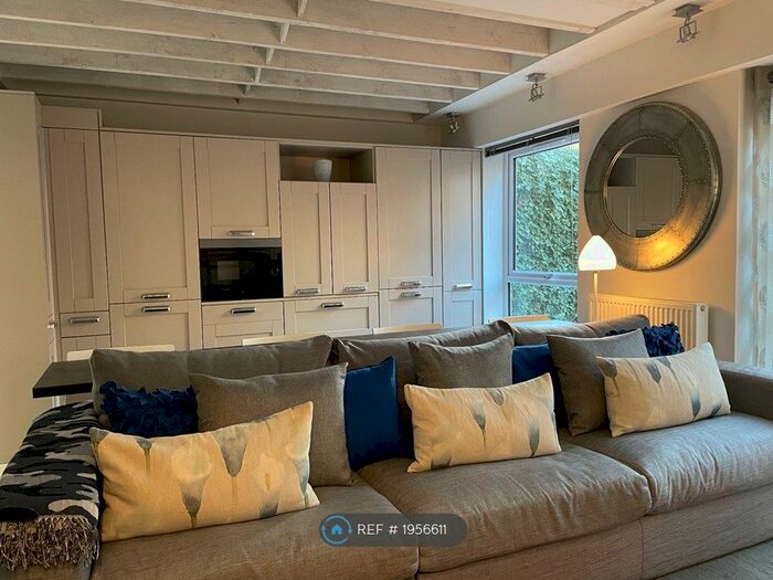 3 Bedroom Maisonette To Rent In St. Marys Square, Gloucester, GL1