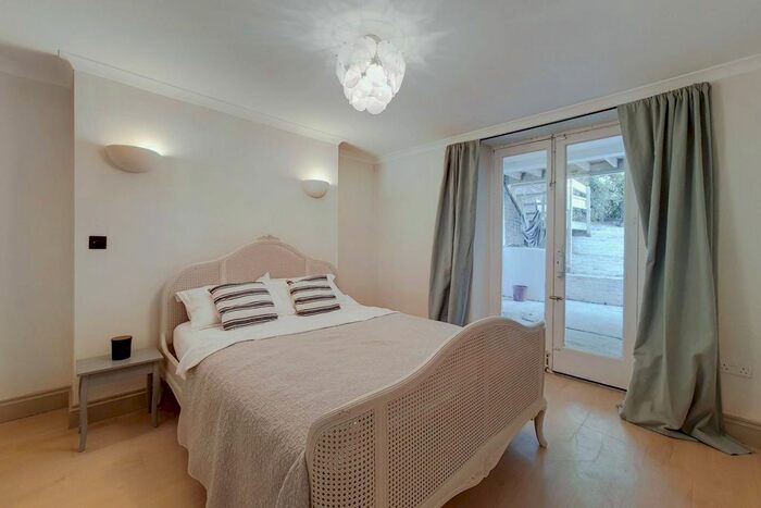 3 Bedroom Maisonette To Rent In Devonia Road, Angel, London, N1