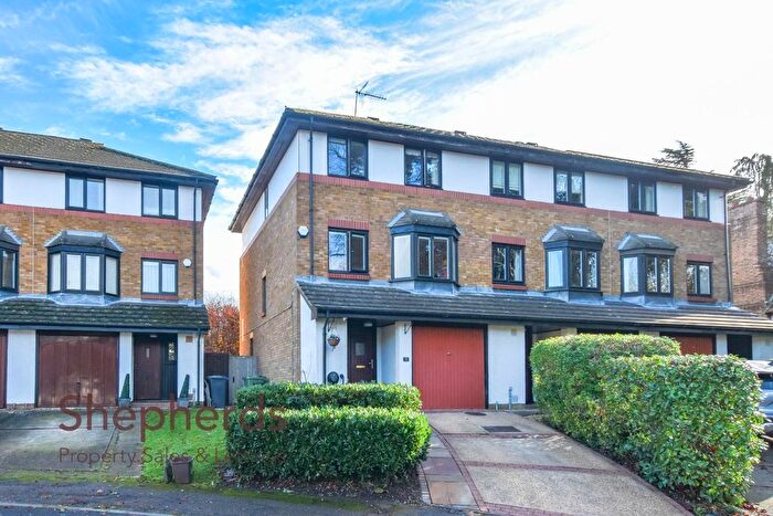 4 Bedroom Town House For Sale In The Knowle, Hoddesdon, EN11
