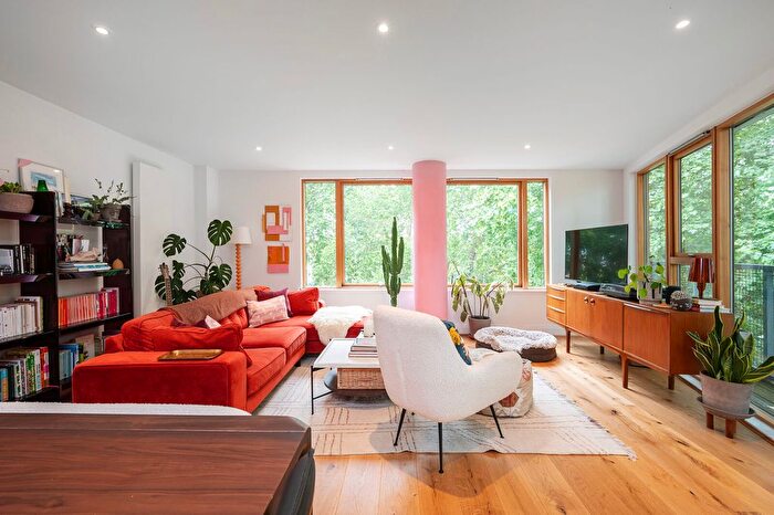 2 Bedroom Flat For Sale In Lea Bridge Road, Clapton, London, E5