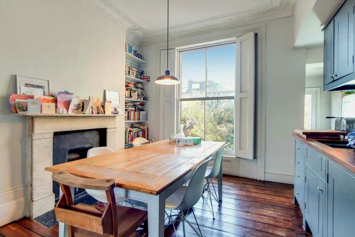 2 Bedroom Maisonette To Rent In Victoria Park Road, Victoria Park, London, E9