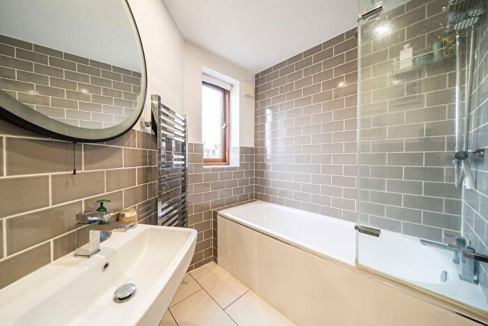 2 Bedroom Flat For Sale In East Hill, London, SW18
