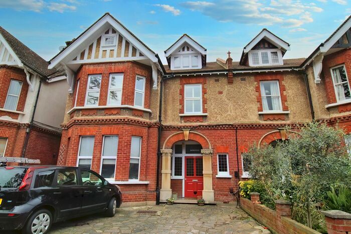 1 Bedroom Flat To Rent In Vicarage Road, Hampton Wick, Kingston Upon Thames, KT1