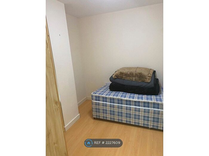 2 Bedroom Flat To Rent In Concord Street, Leeds, LS2