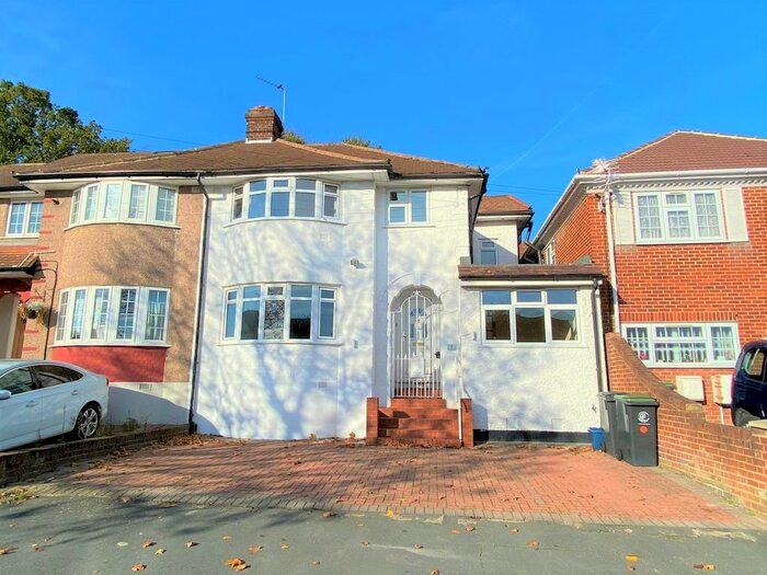 Detached House To Rent In The Shrubberies, Chigwell IG7