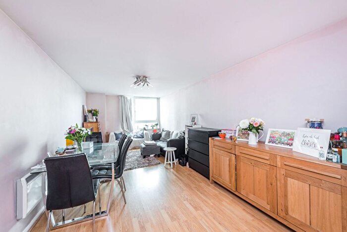 1 Bedroom Flat To Rent In St George Wharf, Vauxhall, London, SW8