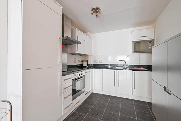 2 Bedroom Flat For Sale In St Lukes Square, Canning Town, London, E16
