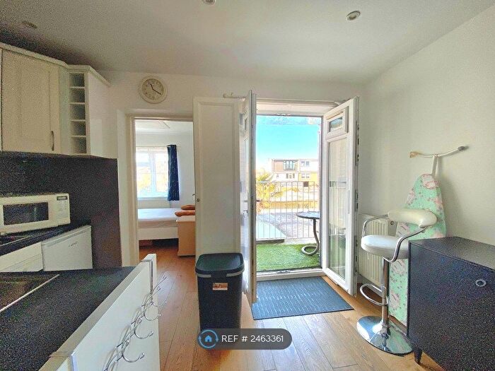 2 Bedroom Flat To Rent In Thames Ave, Greenford, UB6