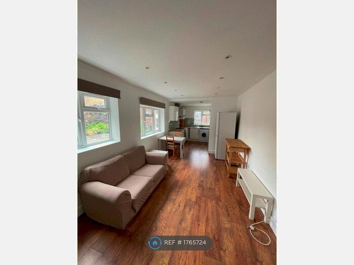 1 Bedroom Flat To Rent In Battersea Park Road, London, SW11