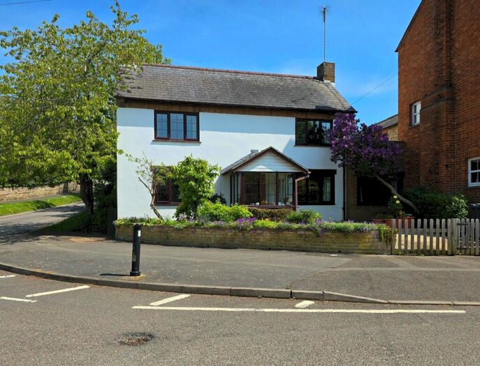 3 Bedroom Detached House For Sale In High Street, Greens Norton, Northamptonshire, NN12