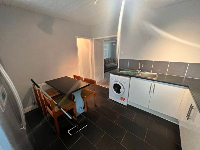 2 Bedroom Flat To Rent In Swansea Road, Abertawe, SA5