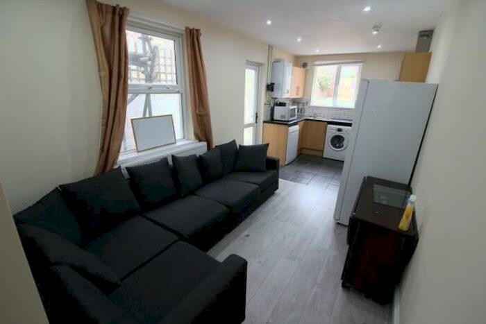 6 Bedroom Terraced House To Rent In Dalton Street - Cardiff, CF24