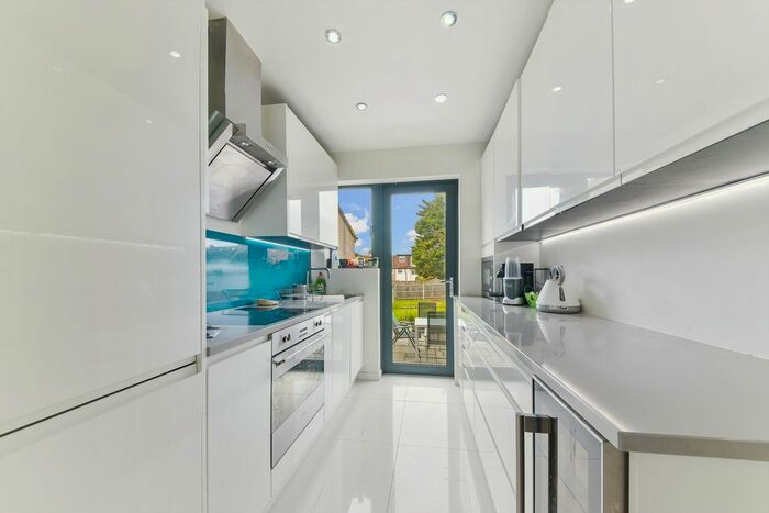 4 Bedroom Property To Rent In Elm Walk, London, SW20