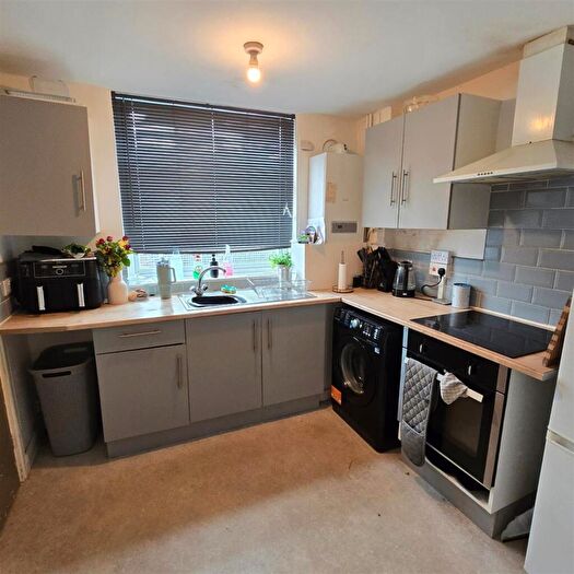 3 Bedroom Flat To Rent In Freshwater Square, Eastbourne, BN22