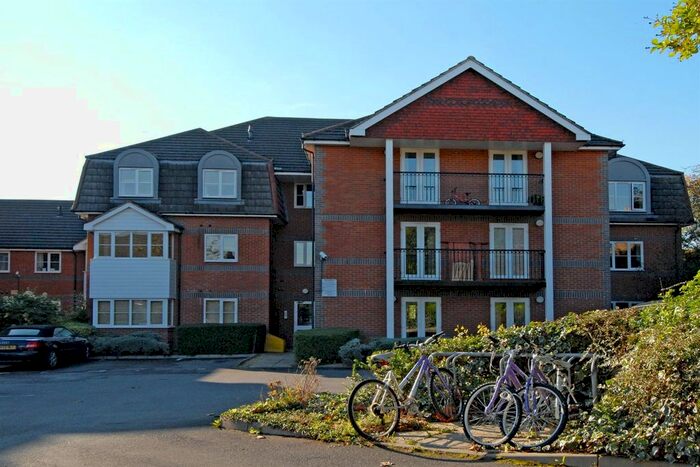 2 Bedroom Flat To Rent In Farringdon Court, Reading, RG1