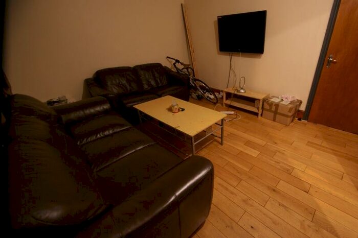 4 Bedroom Terraced House To Rent In Victoria Road, Hyde Park, Leeds, LS6