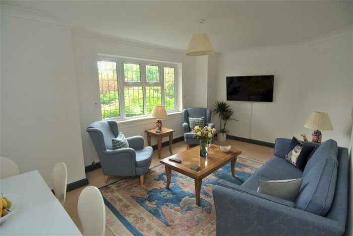 2 Bedroom Maisonette To Rent In Weybridge, KT13