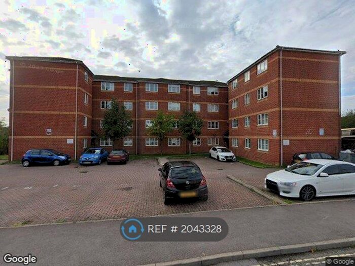 3 Bedroom Flat To Rent In Edward Court, Aldershot, GU11