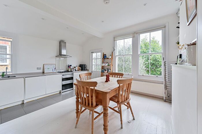 3 Bedroom Maisonette For Sale In Glencairn Road, Streatham, London, SW16