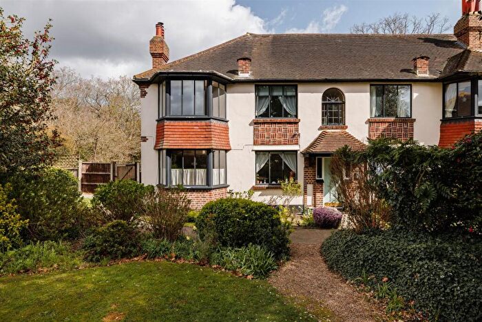 2 Bedroom Flat For Sale In Forest Court, Snaresbrook, E11