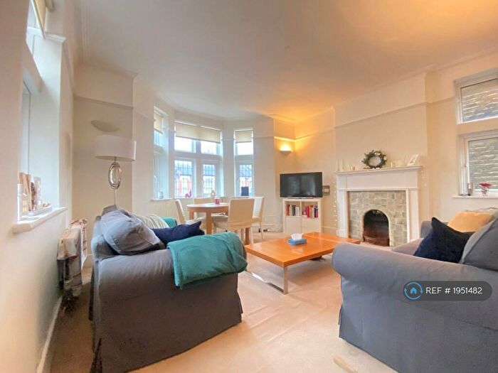 3 Bedroom Flat To Rent In Hazelbourne Road, London, SW12