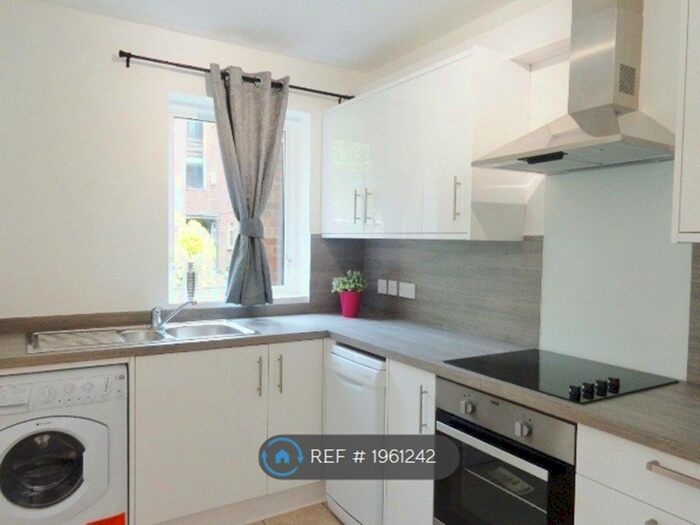 1 Bedroom Flat To Rent In Pottersfield, Enfield, EN1