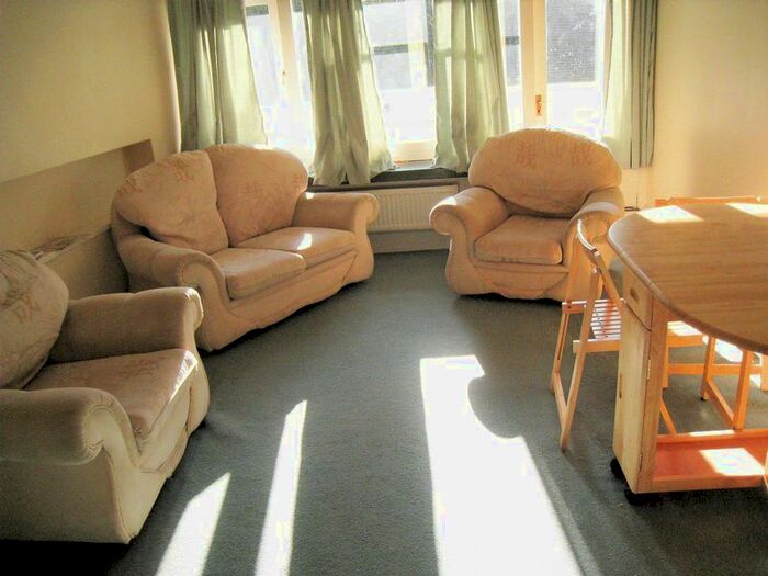 2 Bedroom Flat To Rent In Tunworth Crescent, London, SW15