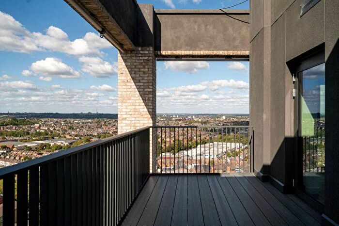 3 Bedroom Flat For Sale In Woodberry Down, Finsbury Park, N4