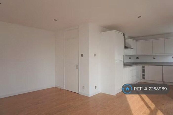 2 Bedroom Flat To Rent In Bath Road, Reading, RG30