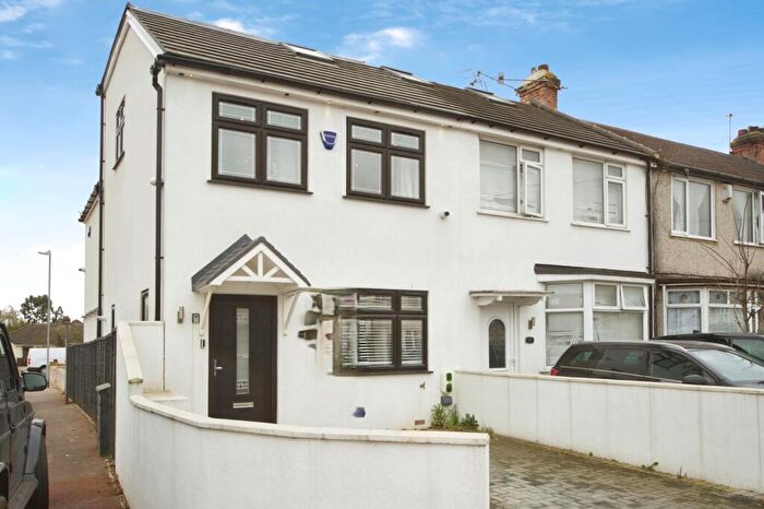 4 Bedroom End Of Terrace House For Sale In Mayswood Gardens, Dagenham, RM10