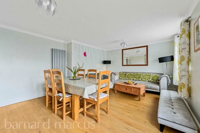 3 Bedroom Flat To Rent In Hobill Walk, Surbiton, KT5