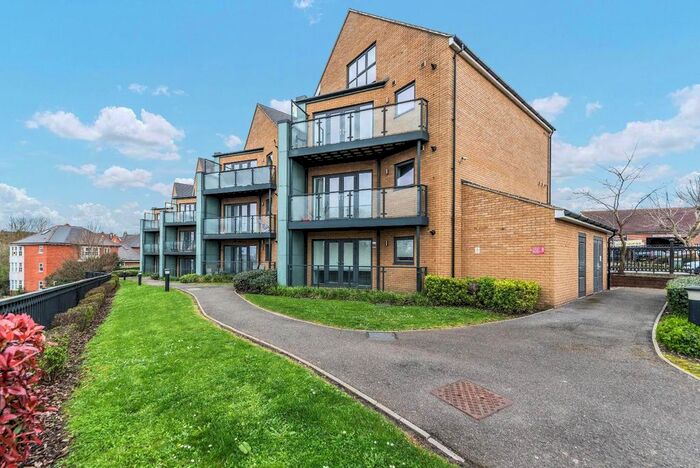 3 Bedroom Flat To Rent In The Avenue, Greenhithe, DA9