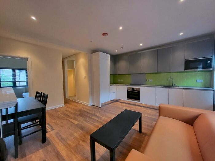 3 Bedroom Flat To Rent In Adelaide Terrace, Brentford, TW8