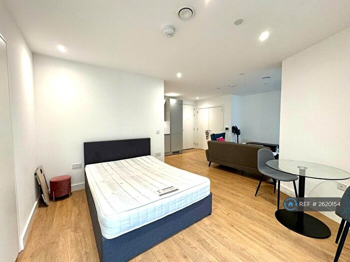 Studio To Rent In Peppercorn Court, London, E14