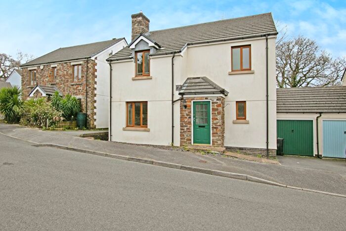 4 Bedroom Link Detached House For Sale In Chyvelah Vale, Gloweth, Truro, Cornwall, TR1