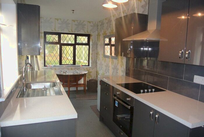 3 Bedroom Semi-Detached House To Rent In County Rd, Bed Semi, L39