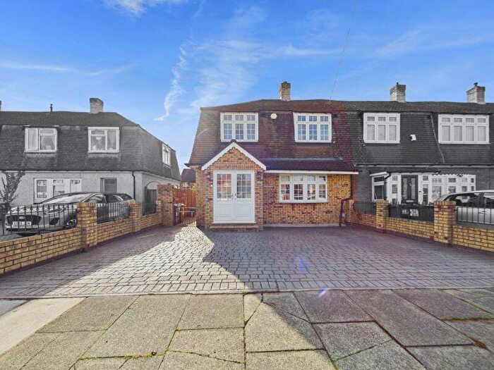 3 Bedroom Terraced House For Sale In Broxburn Drive, South Ockendon, RM15