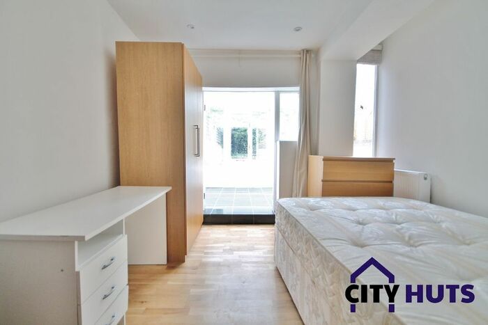 3 Bedroom Flat To Rent In Penn Road, London, N7