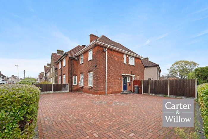 3 Bedroom Semi Detached House For Sale In Farmway, Dagenham, RM8