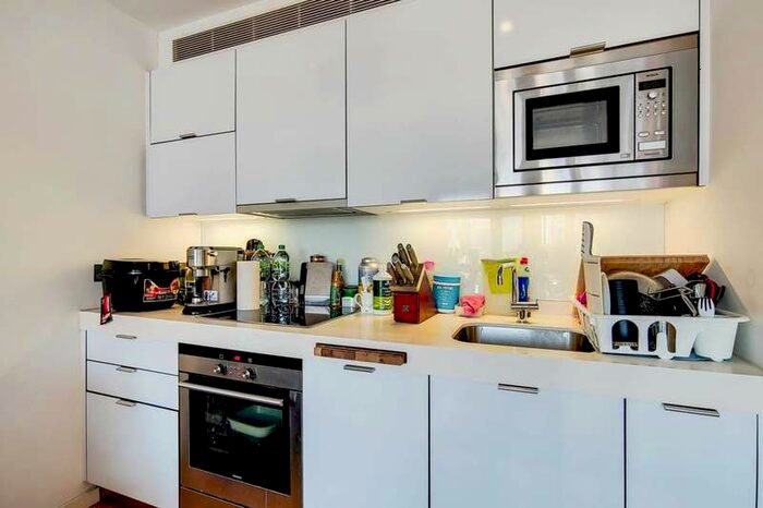 Flat To Rent In Fairmont Avenue, Canary Wharf, E14