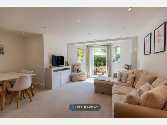 2 Bedroom Flat To Rent In Cable House Court, Woking, GU21