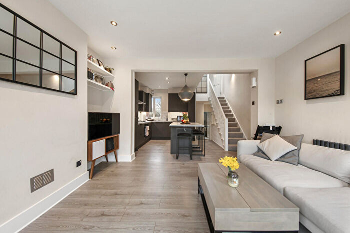 2 Bedroom Apartment To Rent In Ivy Road, London, NW2