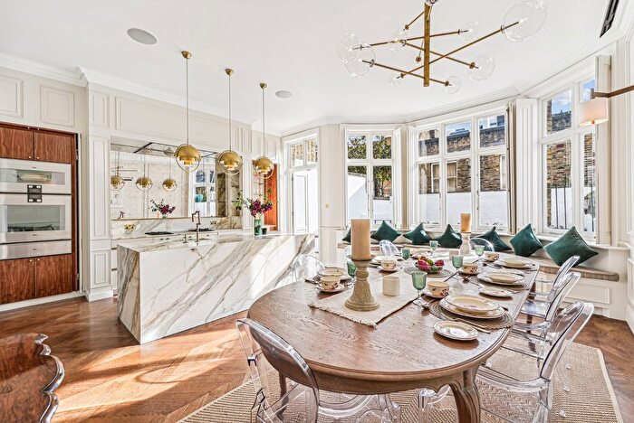 3 Bedroom Flat To Rent In Cadogan Place, London, SW1X