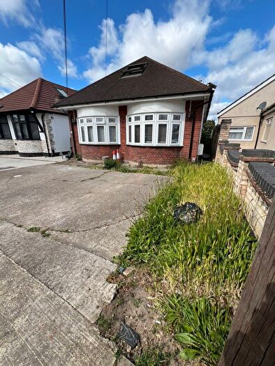 4 Bedroom Bungalow For Sale In Stanley Road North, Rainham, England, RM13